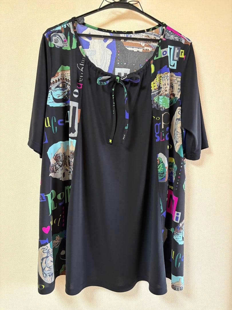 『美品』⭐️トクコプルミエヴォル⭐️黒地に両脇が絵柄で襟が紐で調節の半袖チュニック❣️