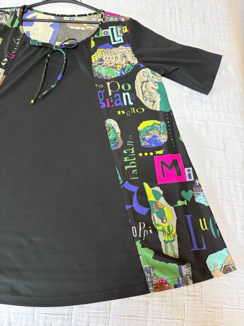 『美品』⭐️トクコプルミエヴォル⭐️黒地に両脇が絵柄で襟が紐で調節の半袖チュニック❣️