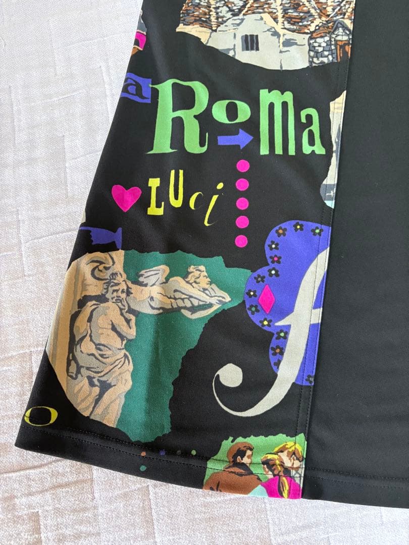 『美品』⭐️トクコプルミエヴォル⭐️黒地に両脇が絵柄で襟が紐で調節の半袖チュニック❣️