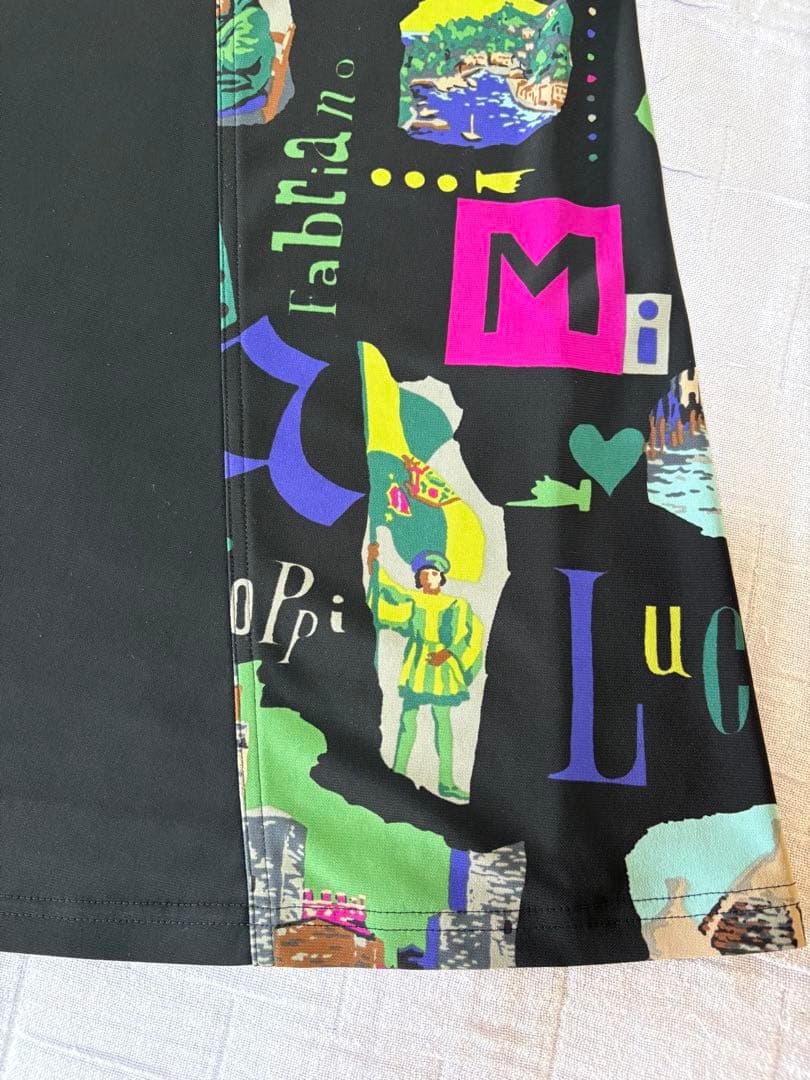 『美品』⭐️トクコプルミエヴォル⭐️黒地に両脇が絵柄で襟が紐で調節の半袖チュニック❣️