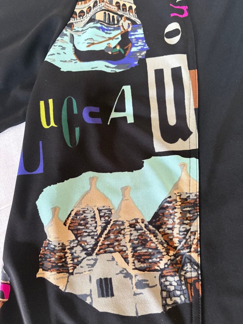 『美品』⭐️トクコプルミエヴォル⭐️黒地に両脇が絵柄で襟が紐で調節の半袖チュニック❣️