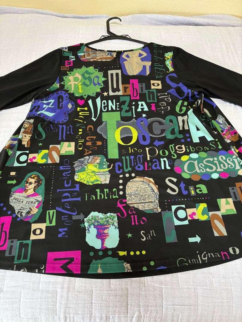 『美品』⭐️トクコプルミエヴォル⭐️黒地に両脇が絵柄で襟が紐で調節の半袖チュニック❣️