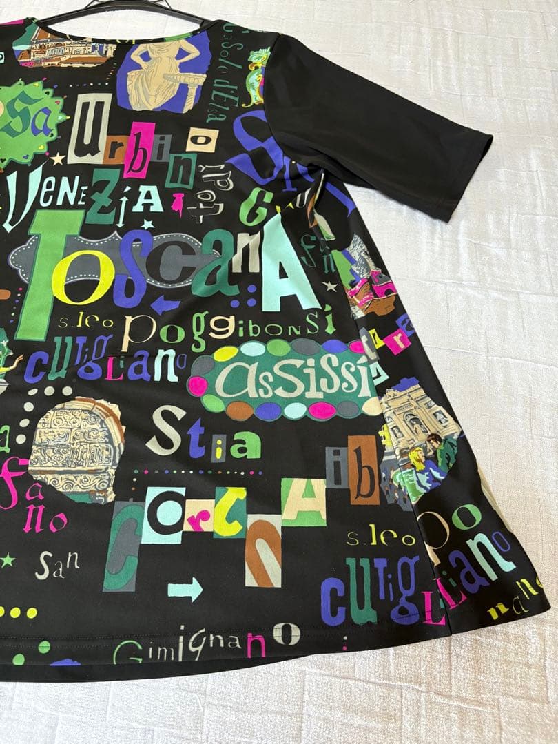 『美品』⭐️トクコプルミエヴォル⭐️黒地に両脇が絵柄で襟が紐で調節の半袖チュニック❣️