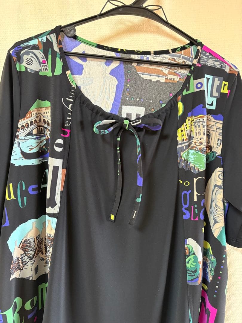 『美品』⭐️トクコプルミエヴォル⭐️黒地に両脇が絵柄で襟が紐で調節の半袖チュニック❣️