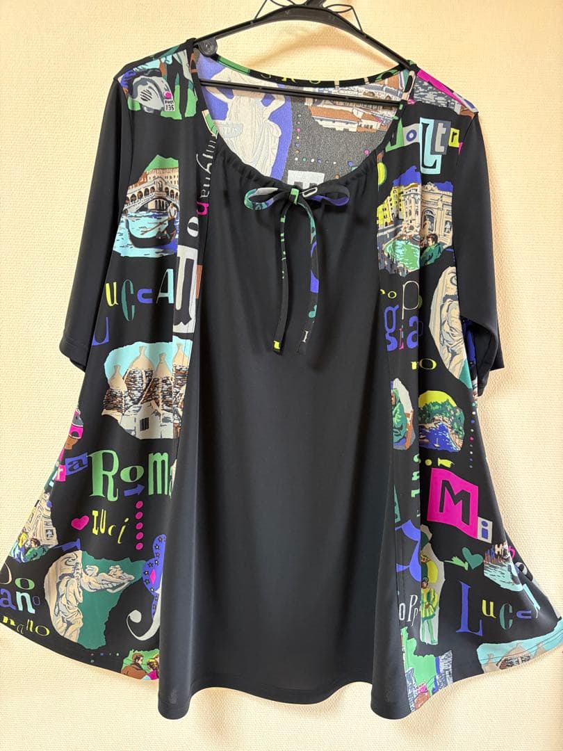 『美品』⭐️トクコプルミエヴォル⭐️黒地に両脇が絵柄で襟が紐で調節の半袖チュニック❣️