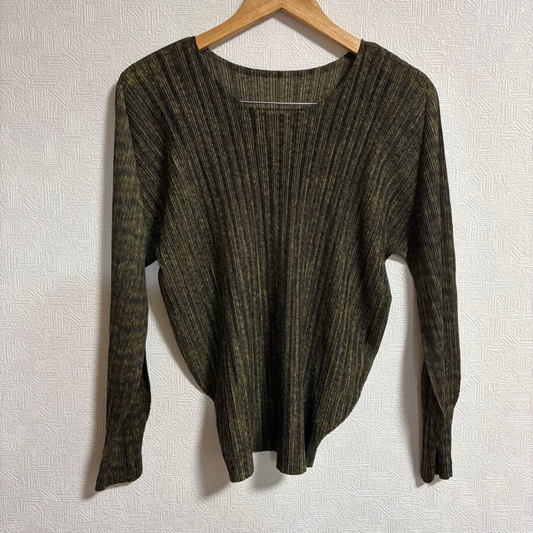 PLEATS PLEASE イッセイミヤケ プリーツプリーズ カーキ トップス