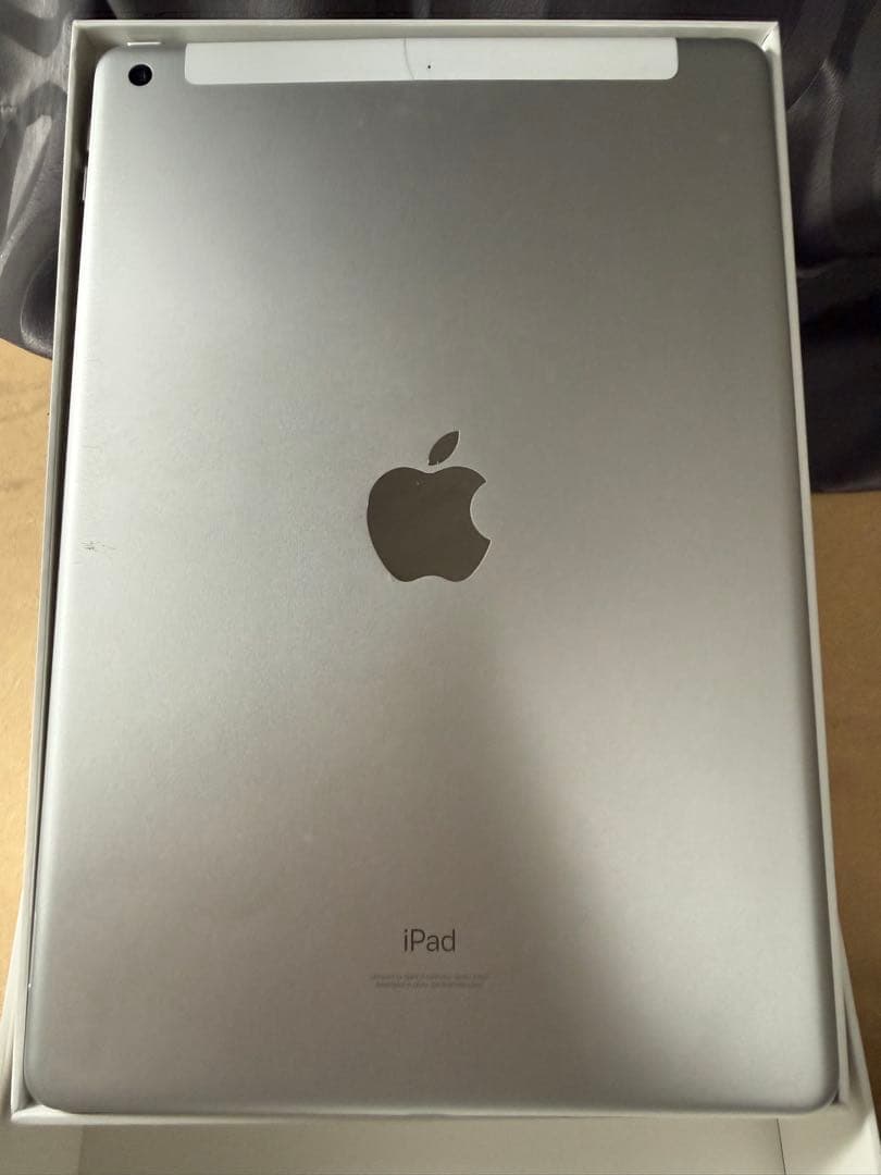 iPad (第9世代) Wi-Fi + Cellular 64GB 背面少し亀裂