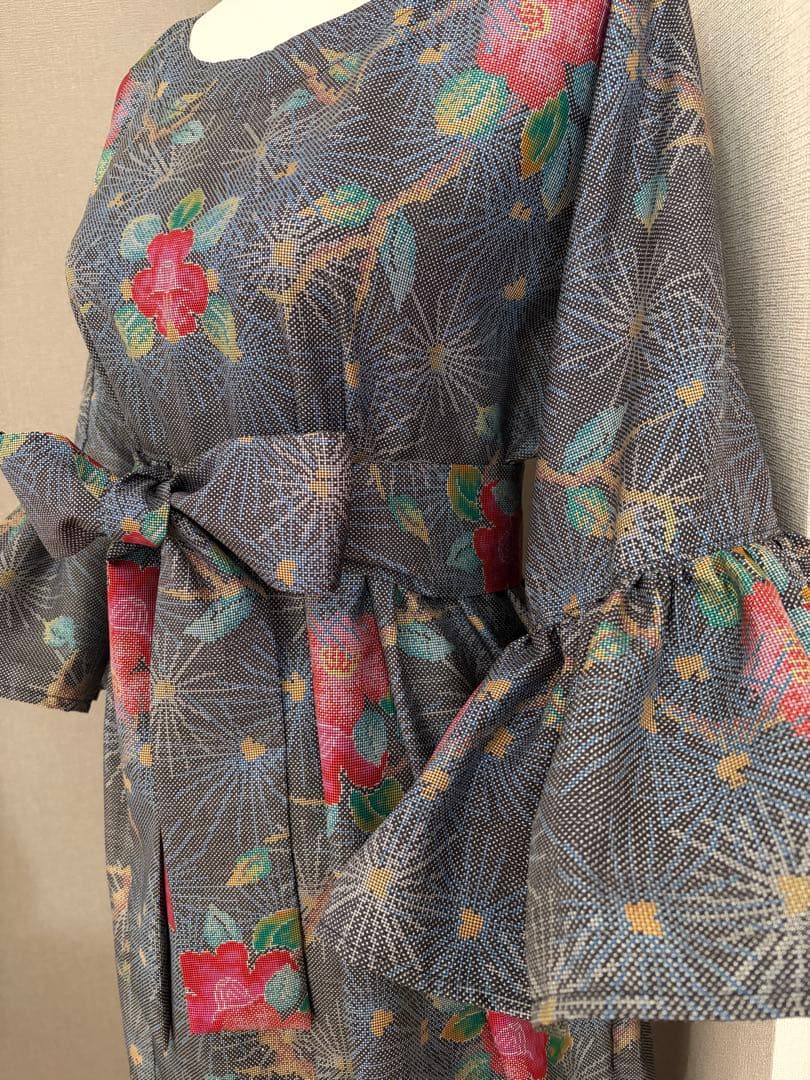 ★着物リメイク★　大島紬　フリル袖のゆったりワンピ　　可愛いカメリア