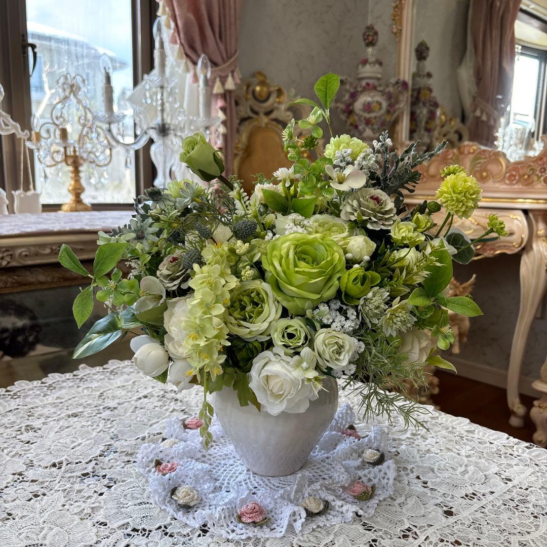 薄黄緑のフラワーアレンジメント 造花