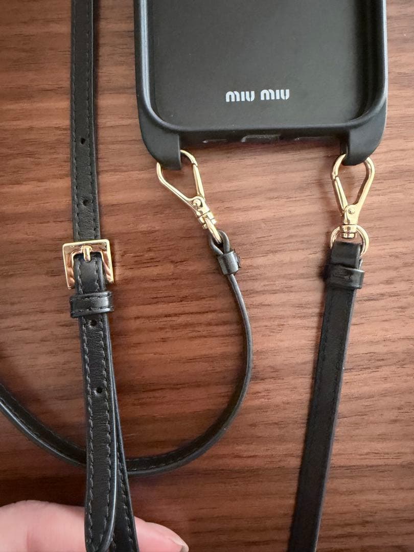 MIU MIU ブラック iPhone15用ケース ストラップ付き
