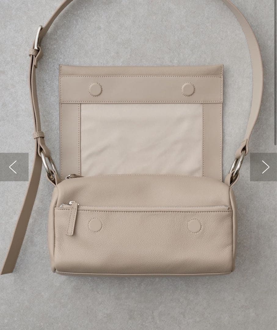 美品ビアズリー　レザーボディバッグ ブラック