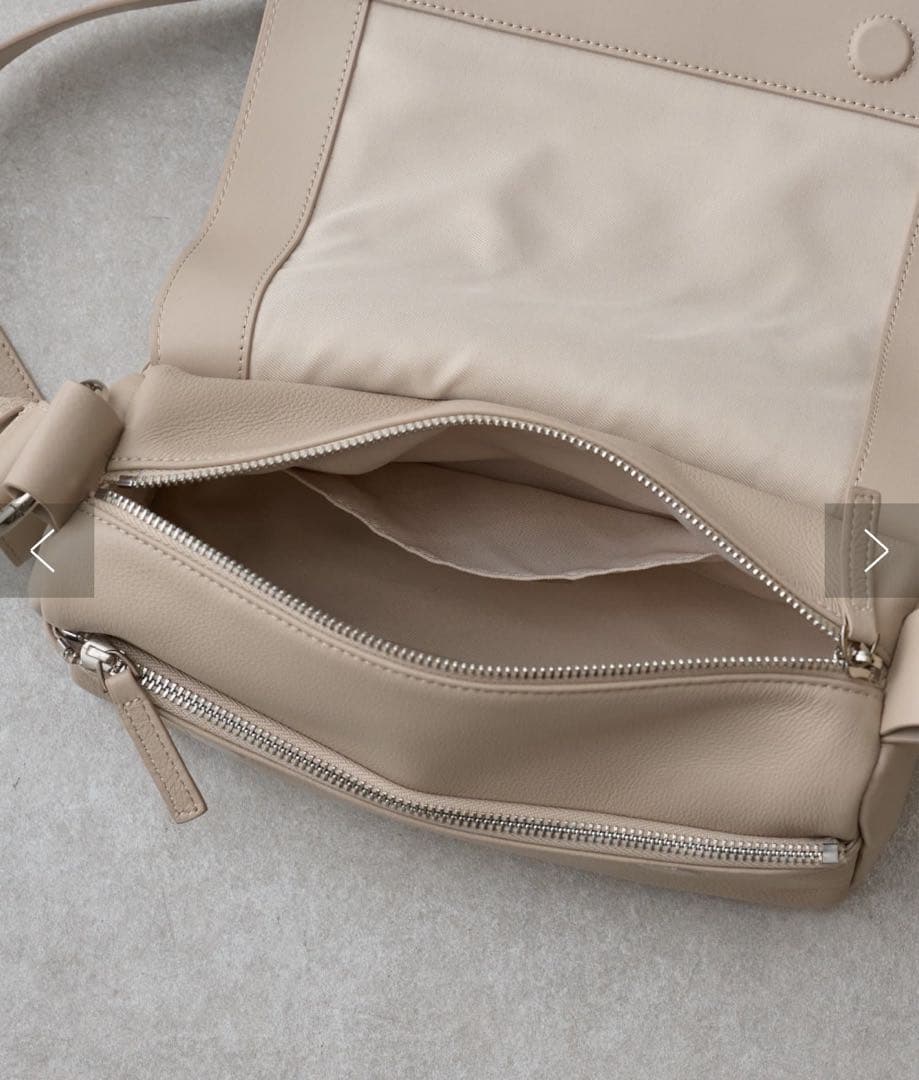 美品ビアズリー　レザーボディバッグ ブラック