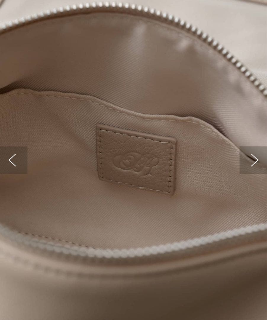 美品ビアズリー　レザーボディバッグ ブラック