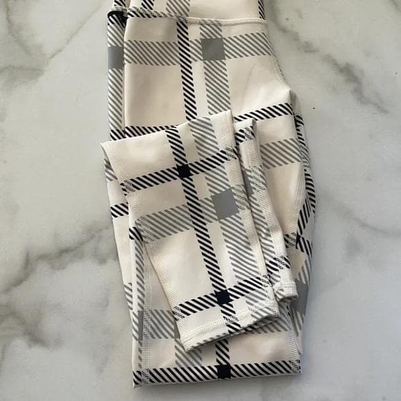 Alo Yoga　Airlift High-Waist レギンス