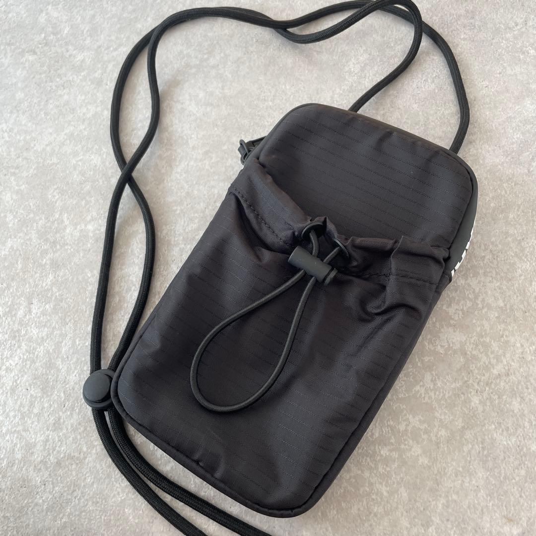 美品【完売】DSQUARED2（ディースクエアード）ナイロンネックポーチ