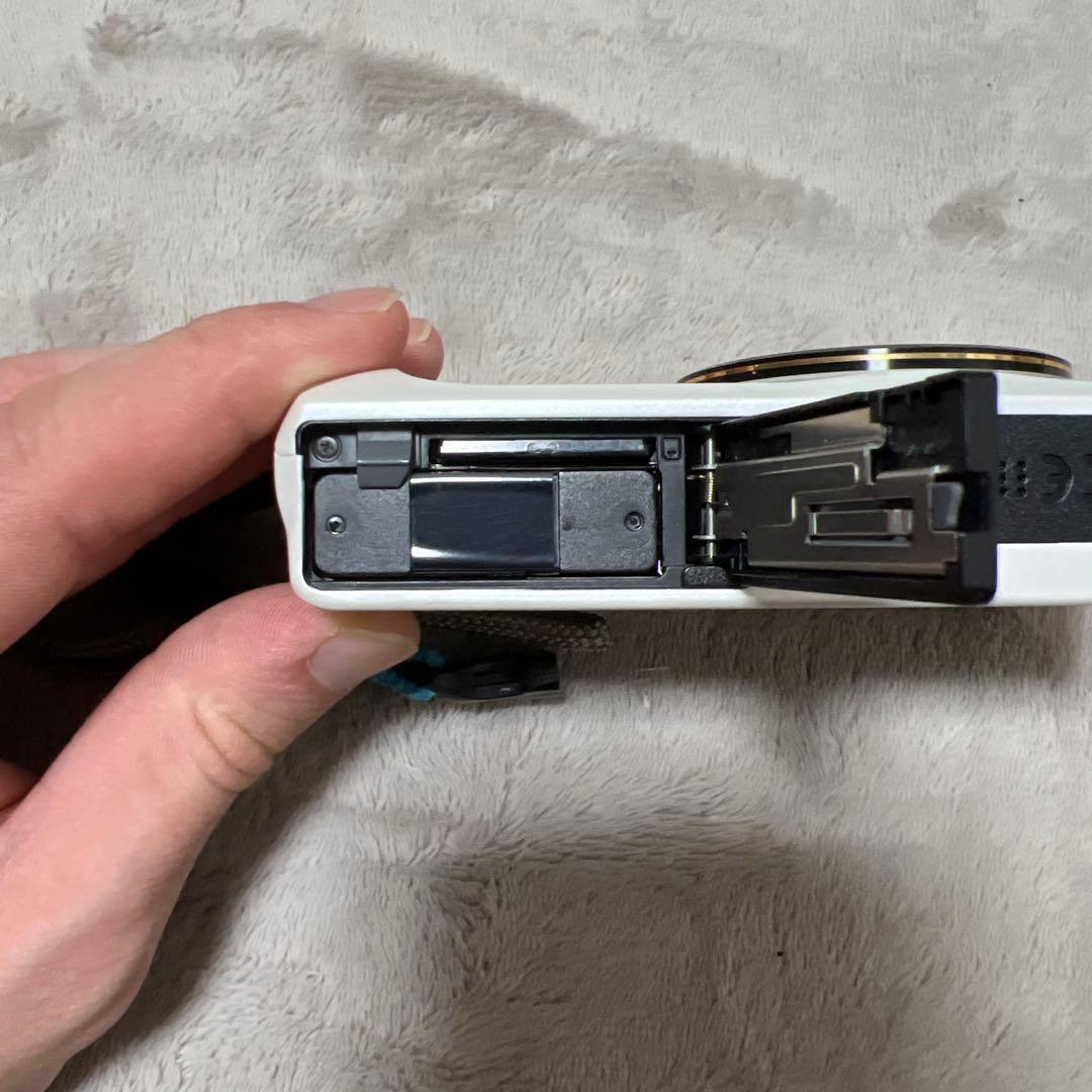 CASIO EXILIM デジカメ EX-ZR100 ホワイト ジャンク品