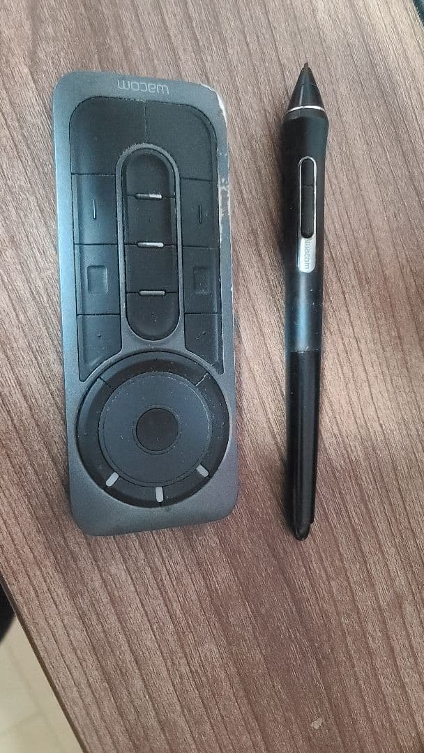 Wacom Cintiq Pro 32 (DTH-3220) 元箱・スタンド付