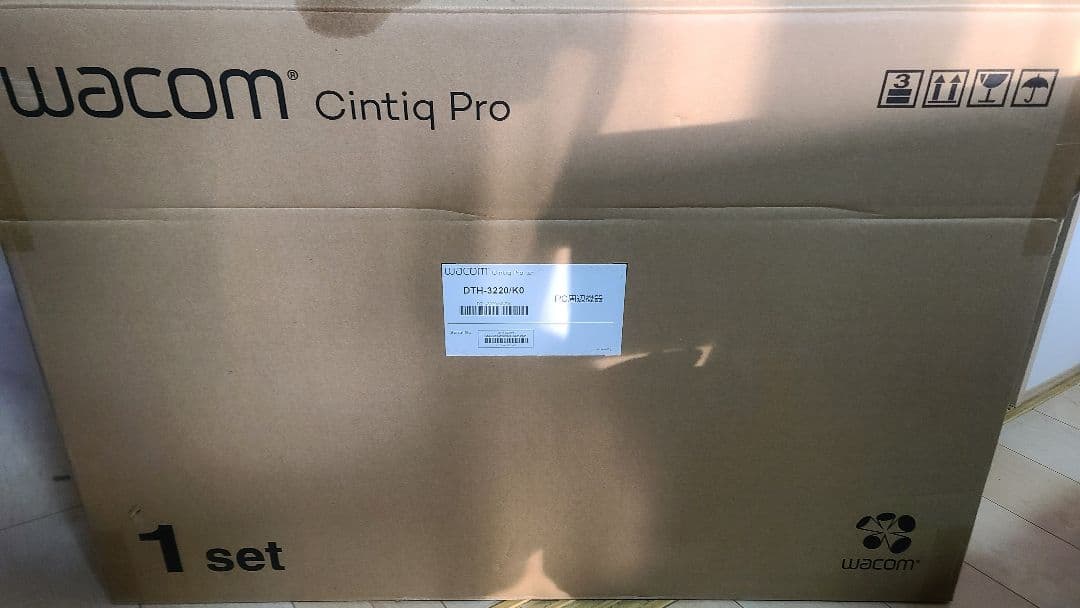 Wacom Cintiq Pro 32 (DTH-3220) 元箱・スタンド付