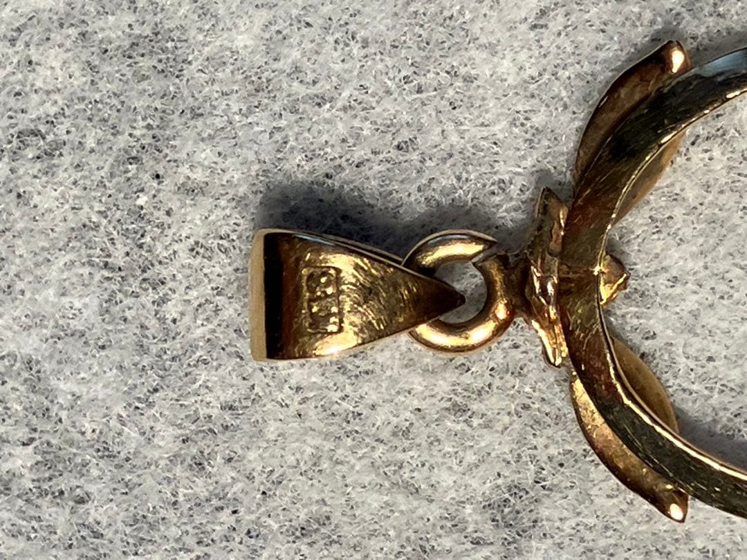 ゴールドネックレスのはずれた部分