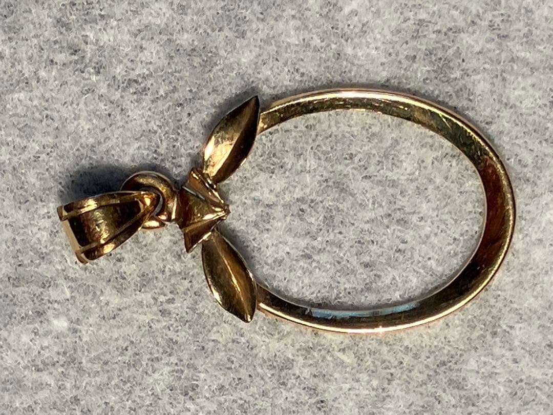 ゴールドネックレスのはずれた部分