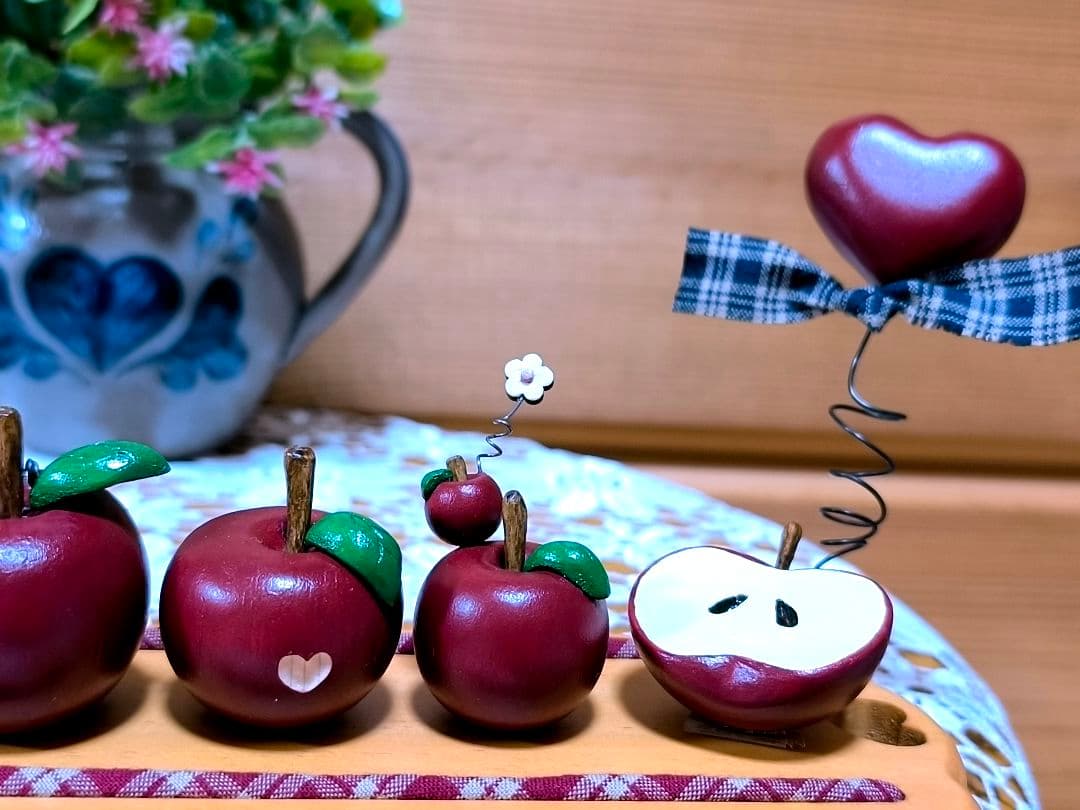 ⭐アメリカンカントリー雑貨♥️木製まん丸りんごのおめかし家族②✳️トレー付き✳️