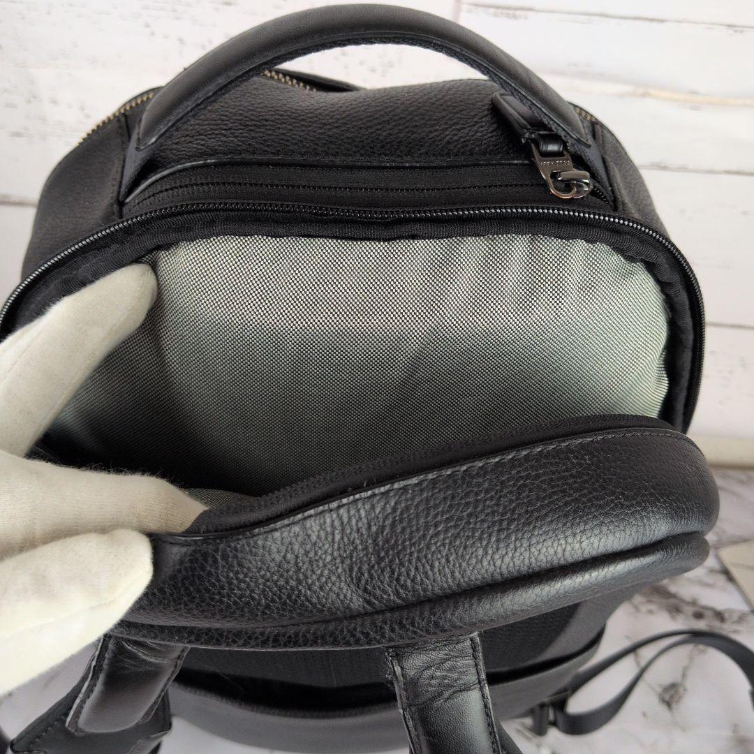 【極美品】コールハーン☆現行　A4　シボ革　2室　収納ポケット多　ビジネス