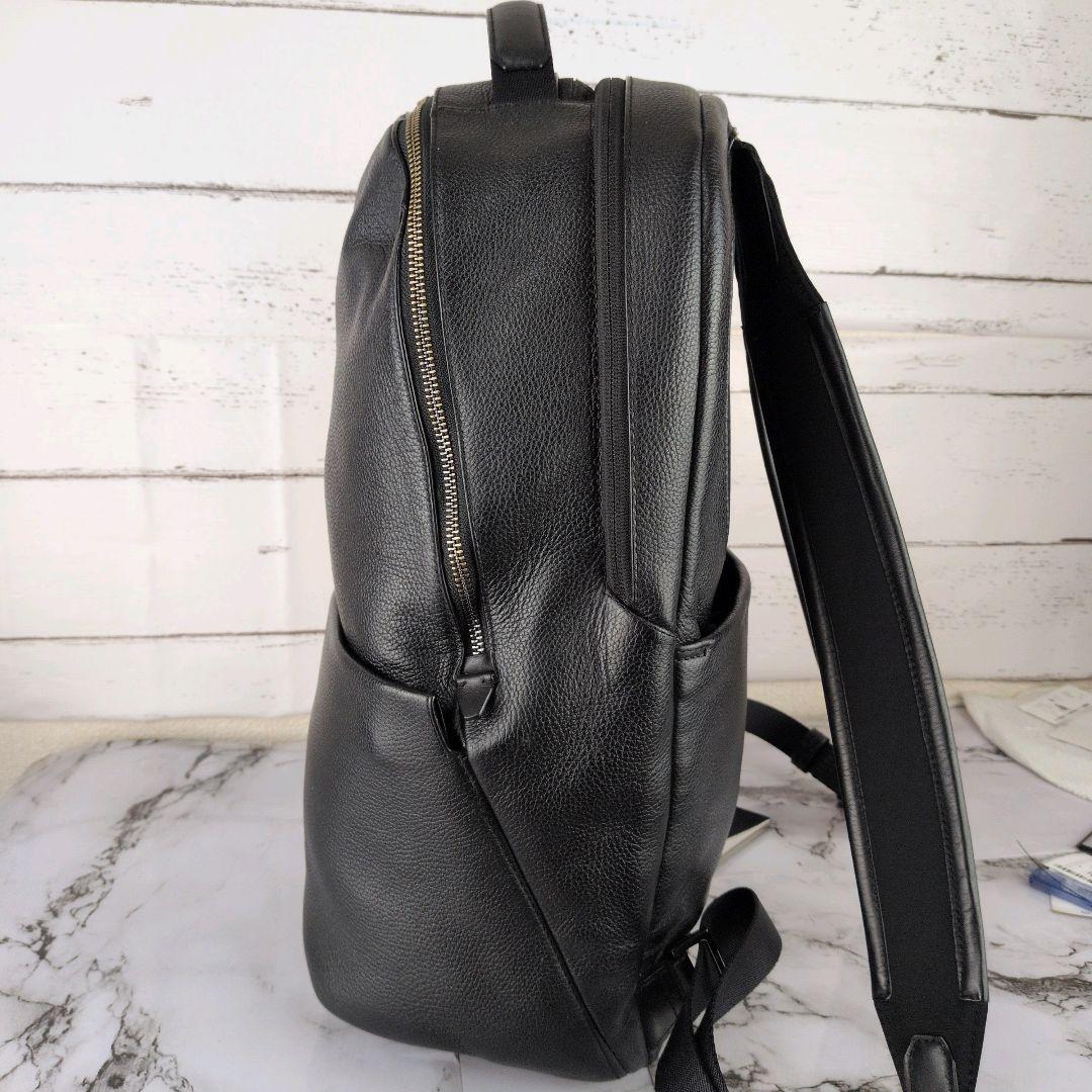 【極美品】コールハーン☆現行　A4　シボ革　2室　収納ポケット多　ビジネス