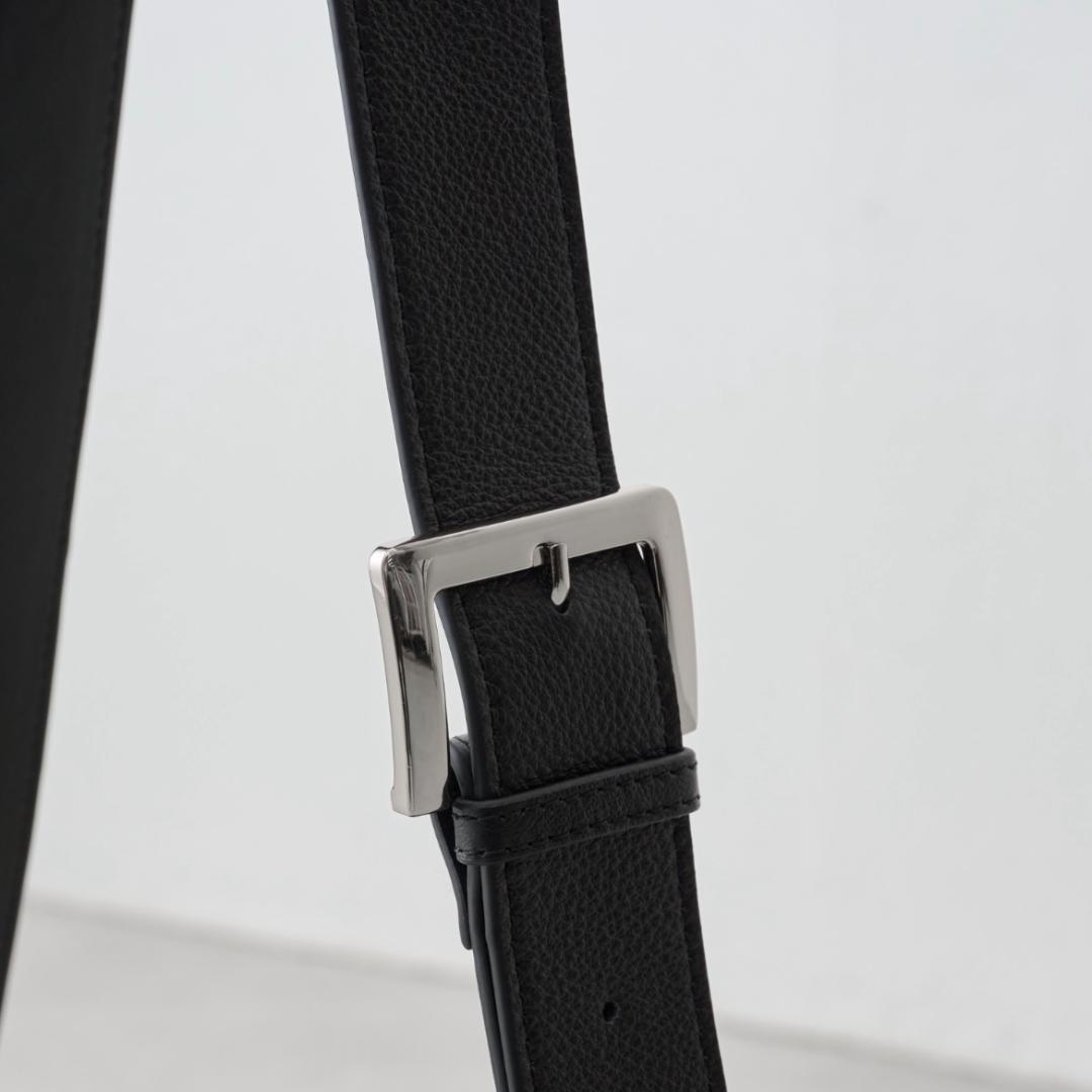 【新品タグ付】ビアズリー レザー ボディバッグ ブラック