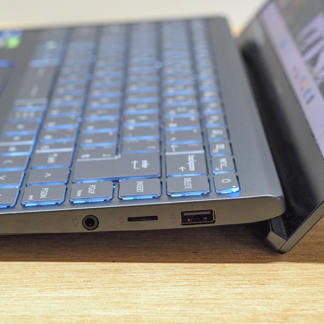 MSI Prestige 14、4K、32 GB メモリ、GTX 1650Ti