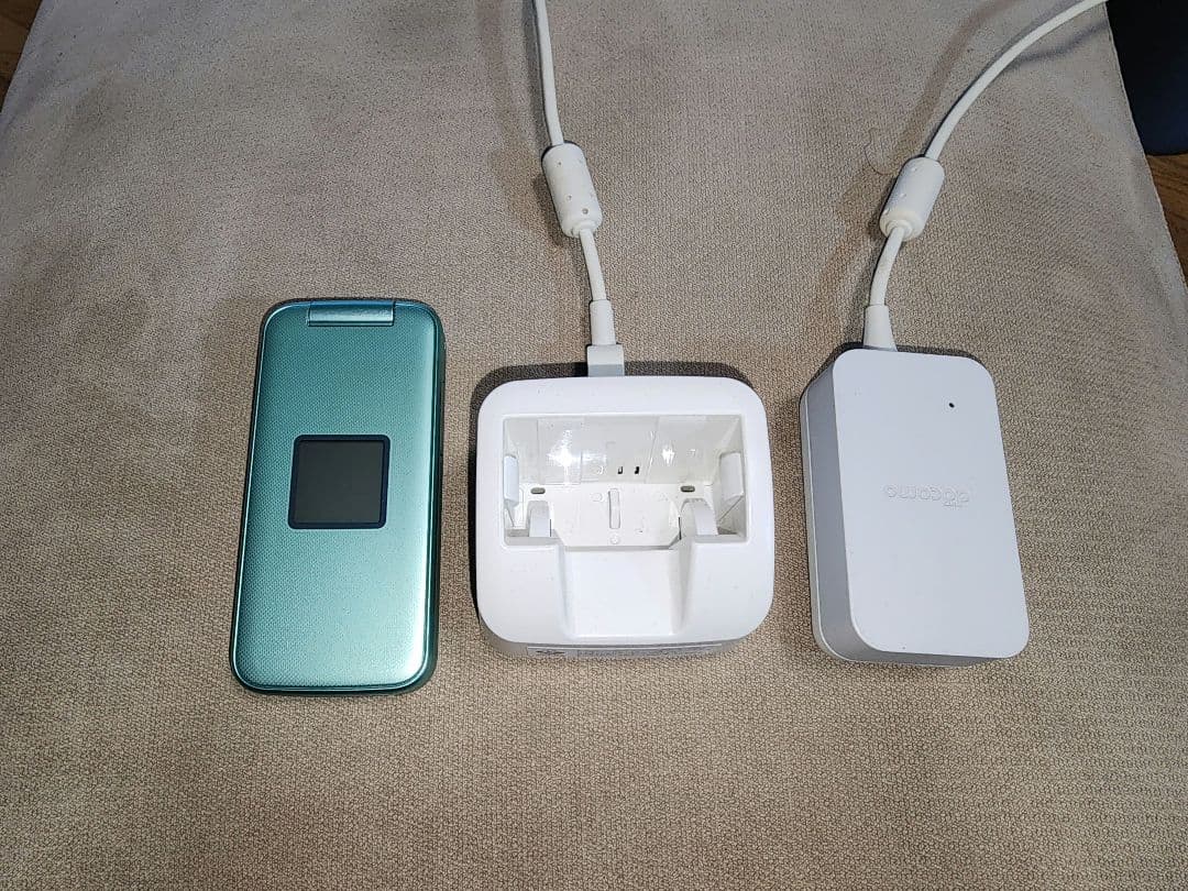 ドコモ らくらくホン F-02J 4G 充電器付き