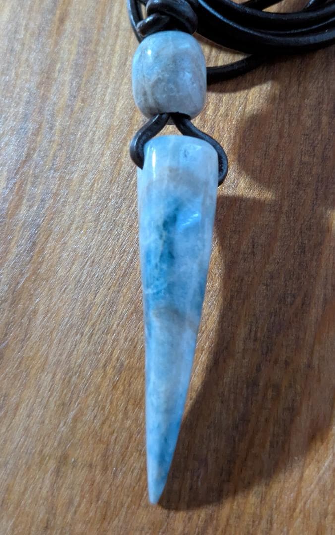柚*桃様 天然石 こん沢翡翠青い尖った牙型ペンダント レザー紐付き