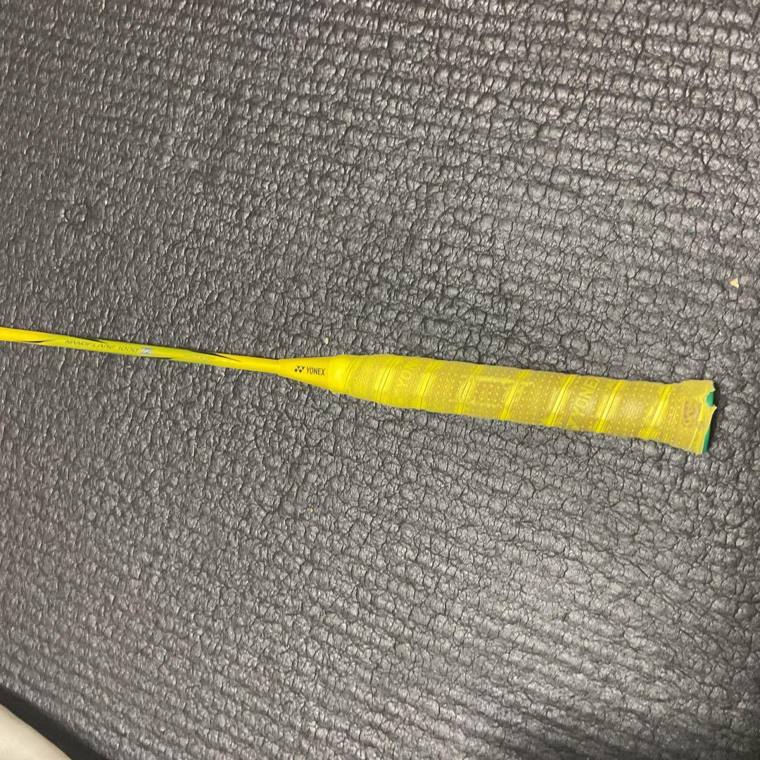 バドミントンラケット 黒と黄色