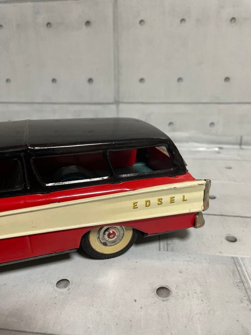 ブリキ自動車　フォード　エドセルワゴン27cm×11cm