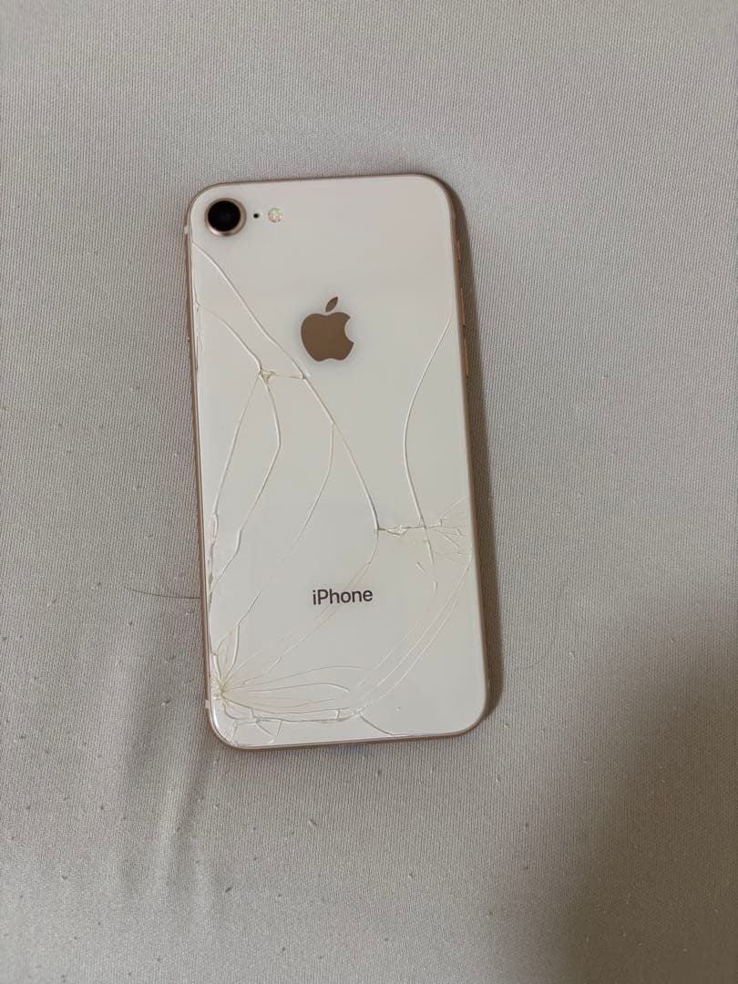 iPhone 8 64G ゴールド 背面ひび割れ SIMロック解除済み