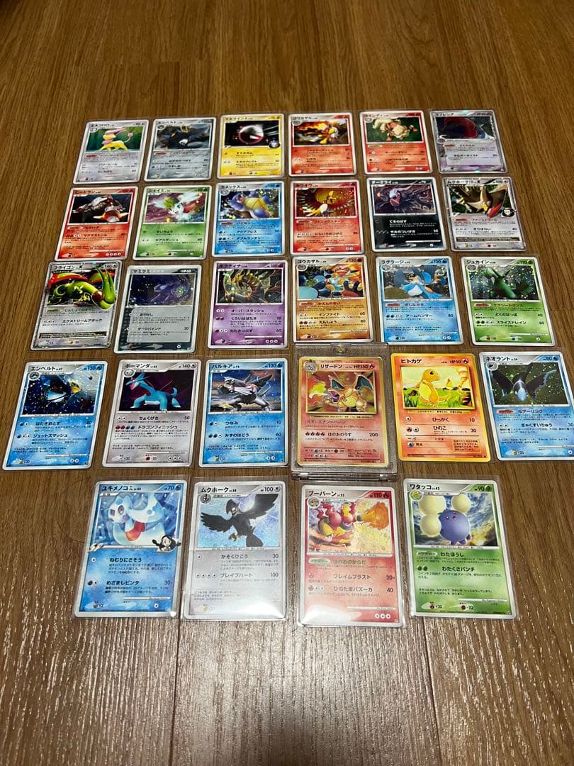 リザードン、ギラティナ、パルキアなどのホロありカードなど28枚まとめ売り