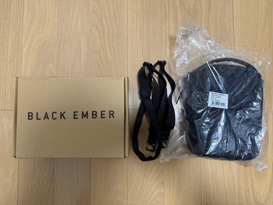 BLACK EMBER KOMPAK ショルダーバッグ