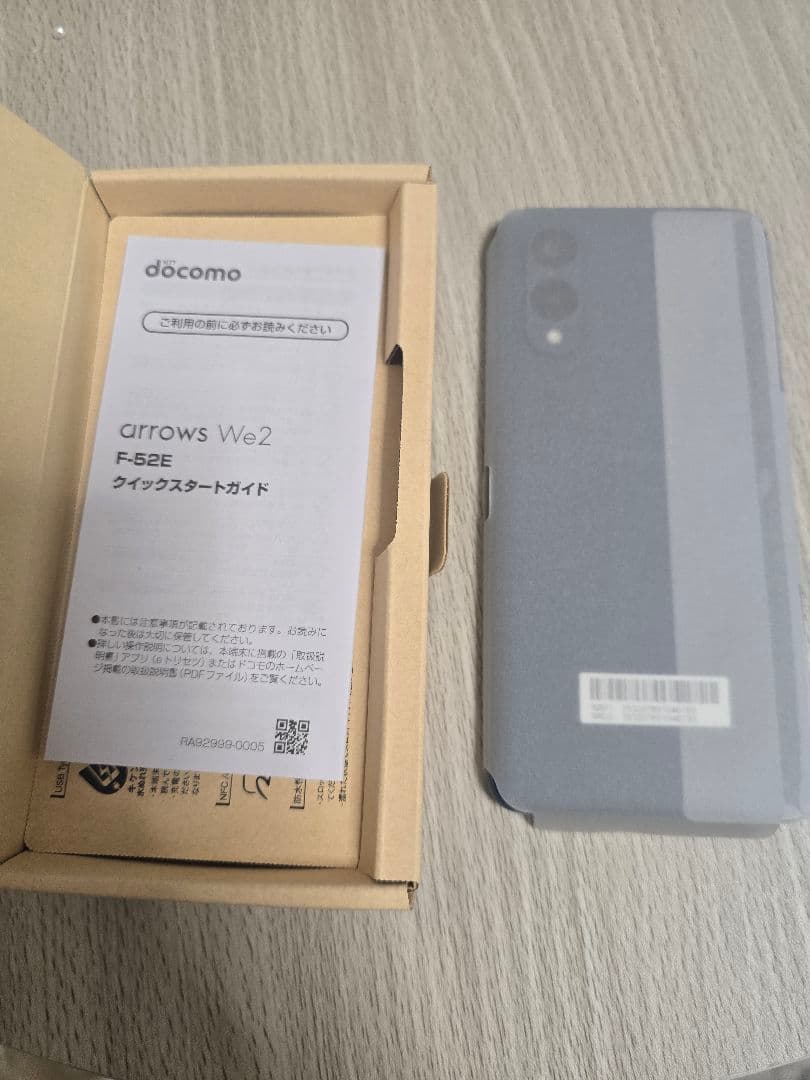 新品未使用　arrows　We2　F-52E　ネイビー