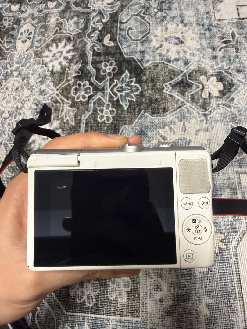 Canon EOS M100 ミラーレスカメラ 本体