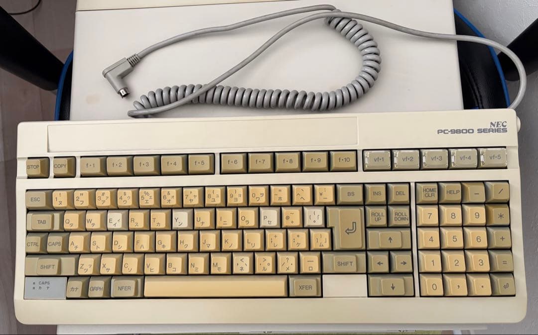 PC-9801 DX と外付けHDDとキーボード