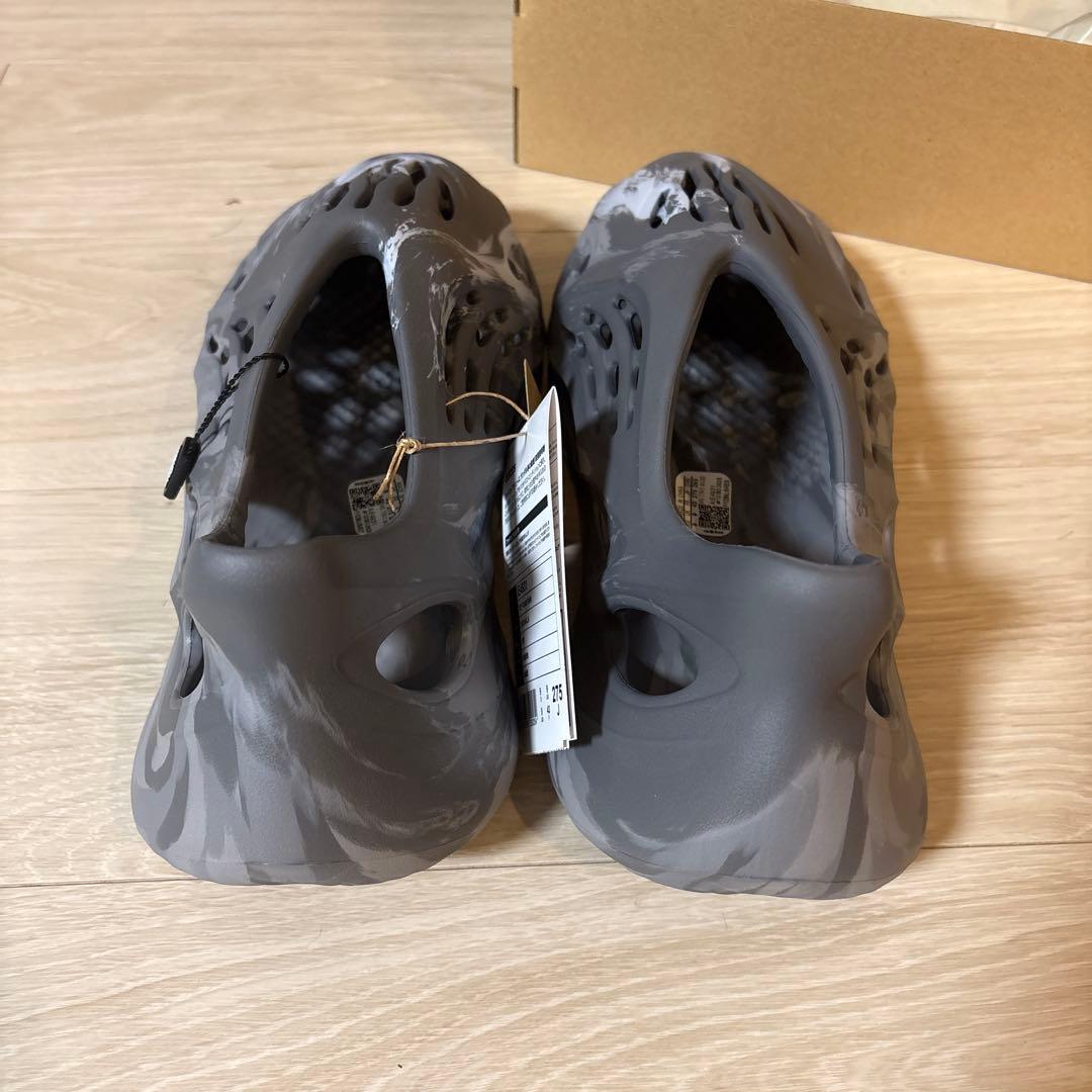 新品未使用　アディダス YEEZY FORMRUNNER 27.5