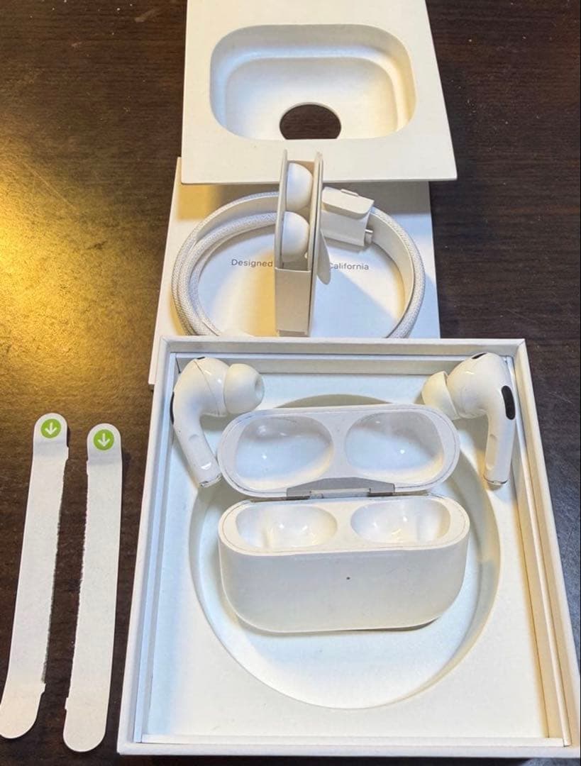 か*こ様 AirPods Pro2本体 ホワイト 充電ケース・ケーブル付き