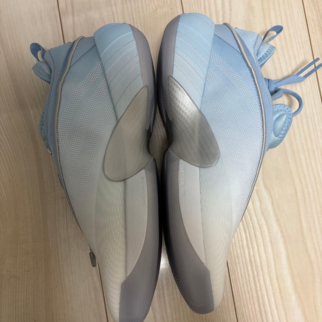 adidas ライトブルー バスケットボールシューズ