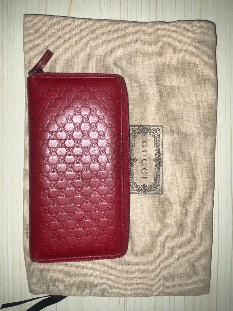 Gucci エンボス　財布赤