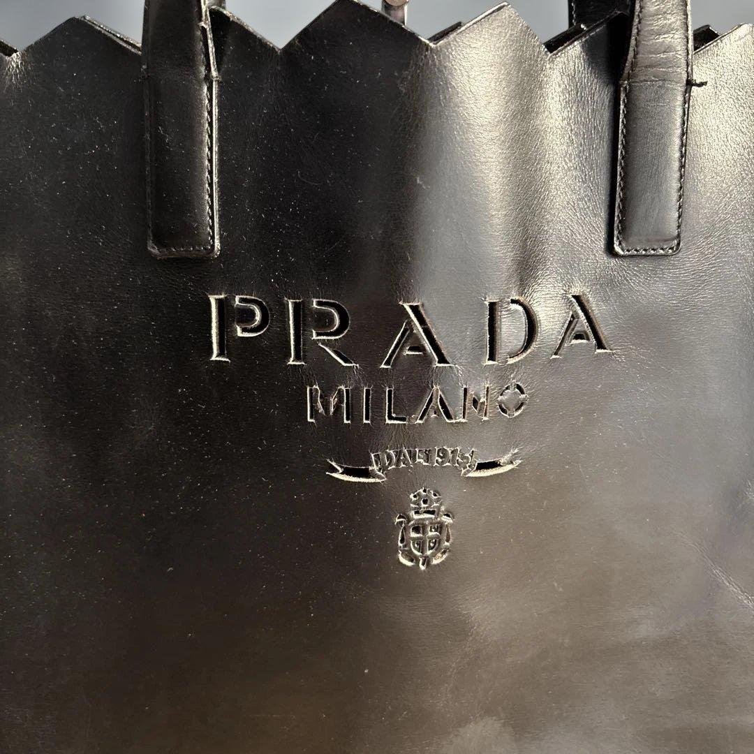 PRADAトートバッグ型抜きロゴ