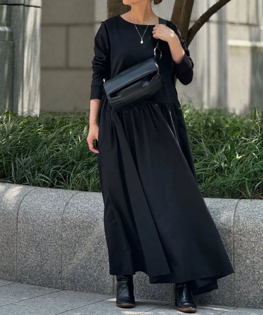 BEARDSLEY ピアズリー　レザーボディバッグ　ブラック