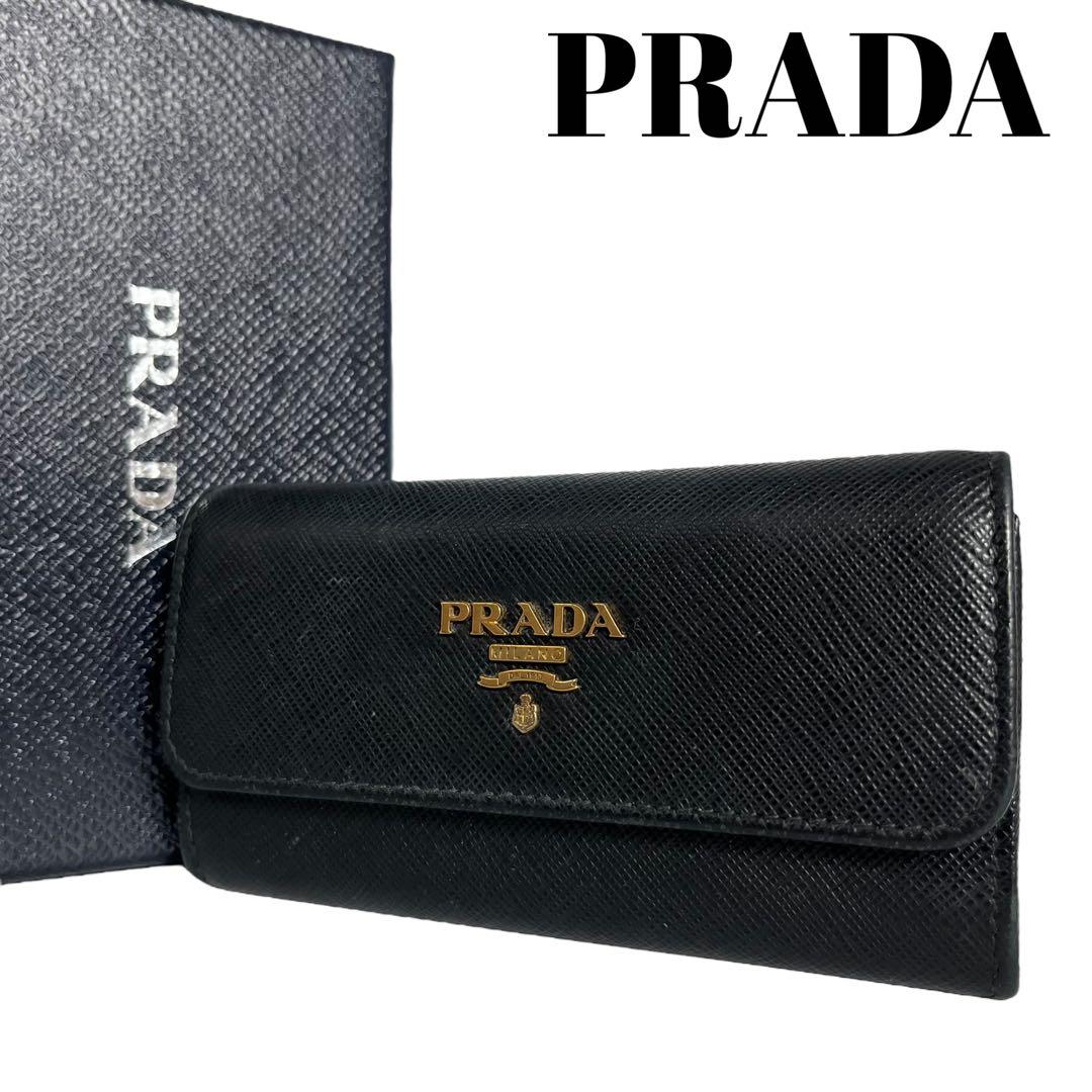 極美✨プラダ ケース ミニ財布 サフィアーノレザー ロゴ金具 ブラック