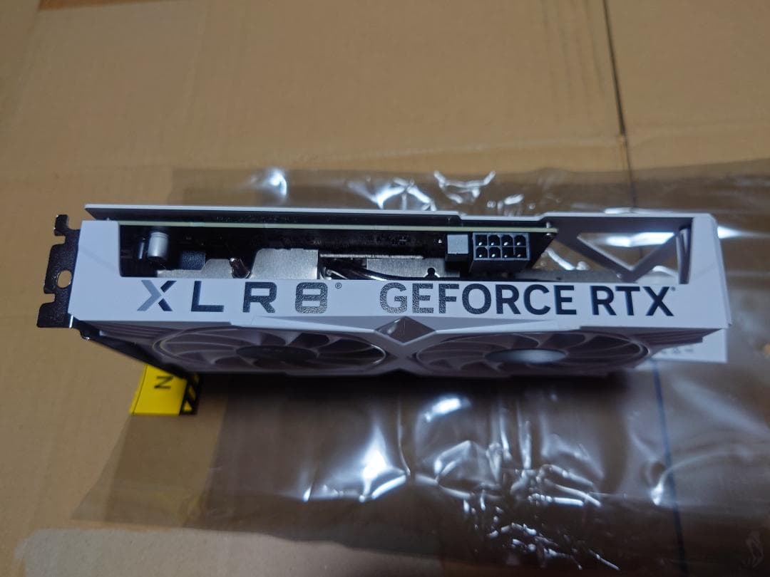 PNY GeForce RTX 4060 8GB ホワイトカラー