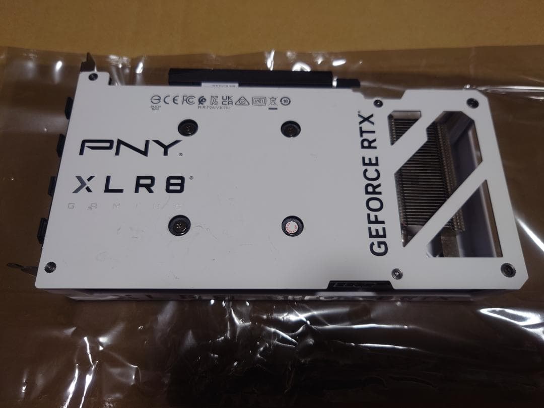 PNY GeForce RTX 4060 8GB ホワイトカラー