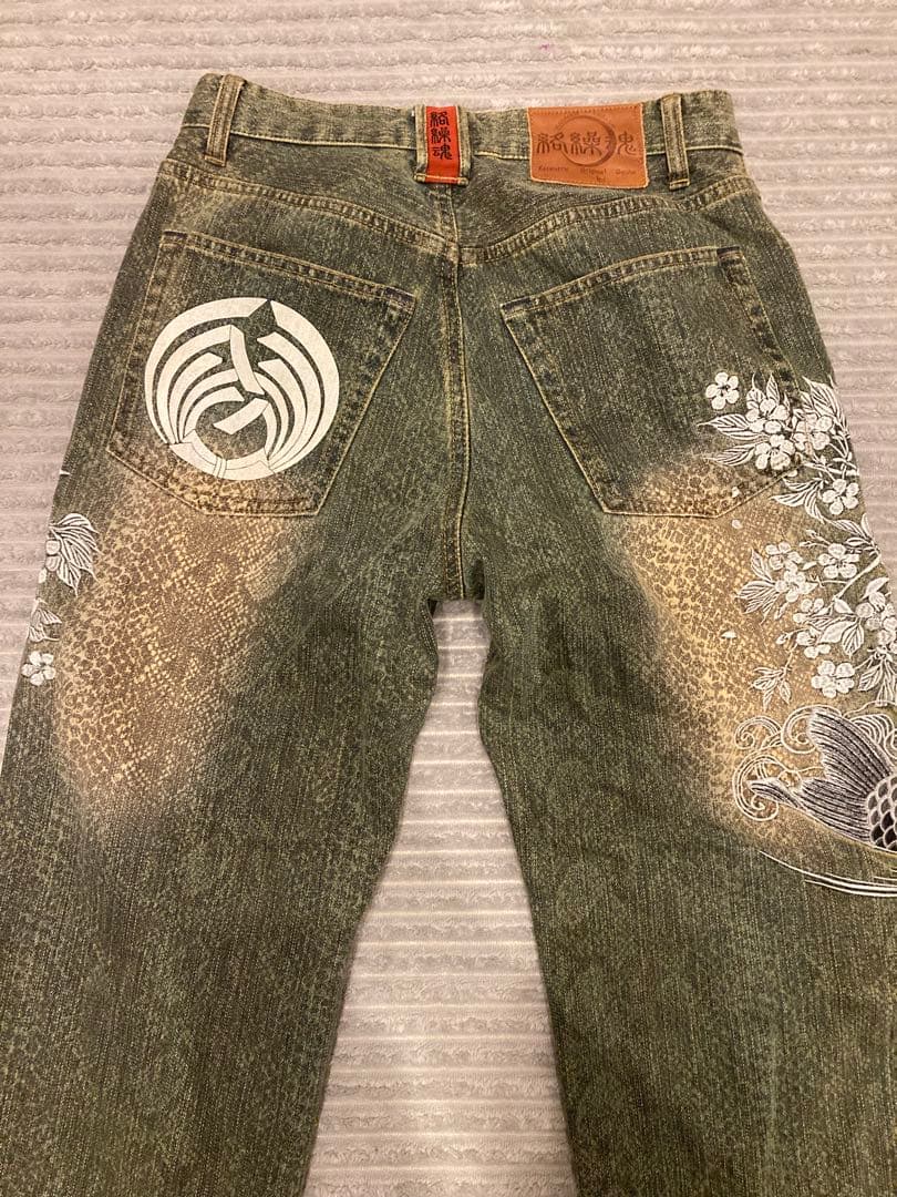 【美品】 絡繰魂 デニム 家紋 刺繍 鯉 30インチ 和柄 No.202763