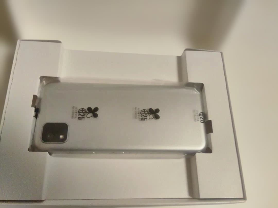 京セラ、SIMフリー。かんたんスマホ３ A205KC シルバー 未開封